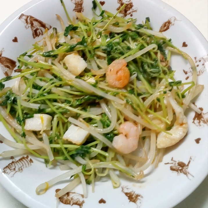 シーフードと豆苗の炒め物
